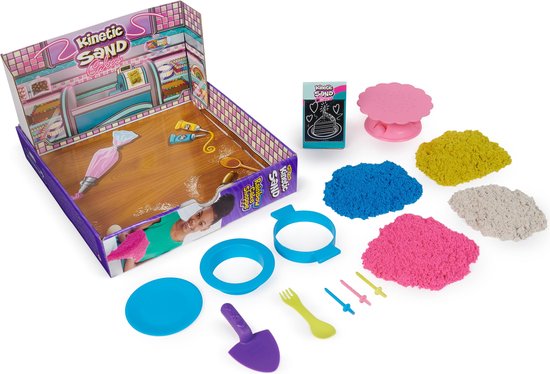 Kinetic Sand - Regenboog Taartenwinkel met 680 g origineel kinetisch zand 10 stuks keukengerei en accessoires - Sensorisch speelgoed