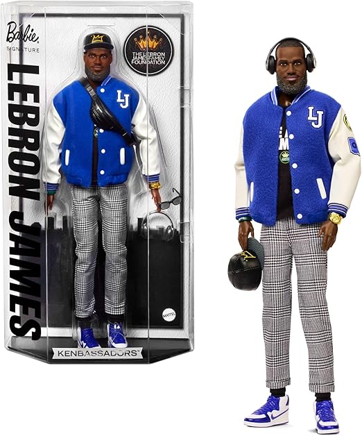 Barbie Signature LeBron James Kenbassadors Pop, verzamelpop in outfit met collegejack en accessoires, waaronder koptelefoon, zonnebril en meer, HRM33