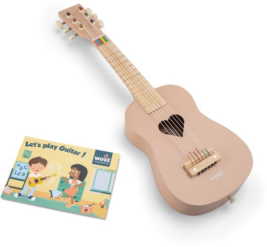 Speelgoed Zingen & Muziek Muziekinstrumenten Gitaren Woet® Houten Speelgoedgitaar met Draagriem - Beige - Speelgoedinstrument - Mijn eerste Gitaar Inclusief Muziekboekje - Speelgitaar voor Kinderen - Vanaf 3 jaar